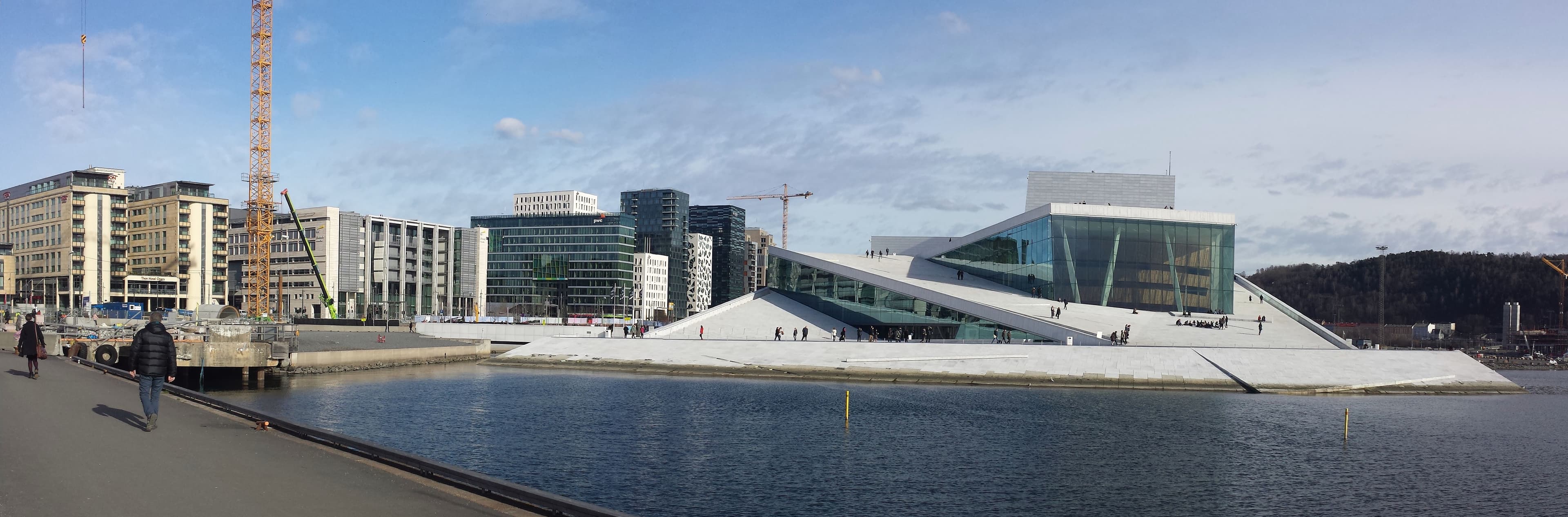 Oslo waterfront with boats and modern buildings.